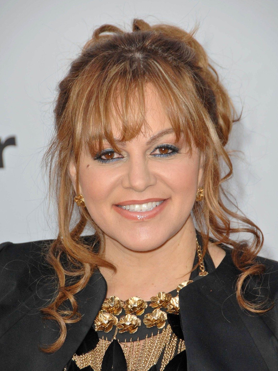 Jenni Rivera; Long Beach, Los Angeles, Kaliforniya, ABD doğumlu Jenny Dolores Rivera Saavedra olarak da bilinen Meksikalı şarkıcı, film müziği bestecisi, oyuncu, besteci, yapımcı