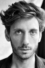 Andrew Steggall; İngiliz  senarist, set dekoratörü, yönetmen