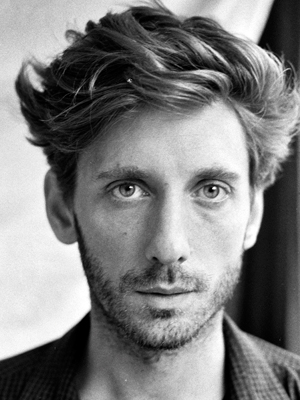Andrew Steggall; İngiliz  senarist, set dekoratörü, yönetmen