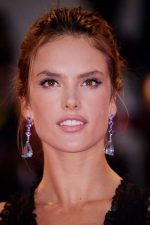 Alessandra Ambrósio; Alessandra Corinne Ambrósio olarak da bilinen Brezilyalı oyuncu