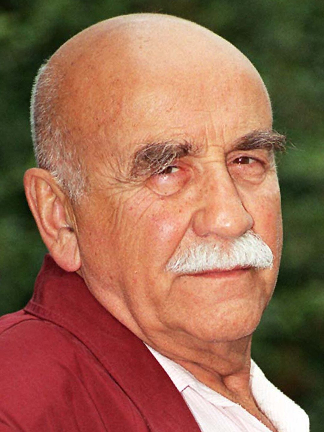 Warren Mitchell; Stoke Newington,Londra,İngiltere doğumlu İngiliz  oyuncu