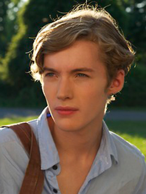 Toby Regbo; Hammersmith,Londra,İngiltere doğumlu İngiliz  oyuncu