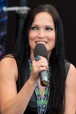 Tarja Turunen; Kitee,Finlandiya doğumlu Finşarkıcı, söz yazarıoyuncu, müzisyen