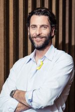 Andrew Form; yapımcı, idari yapımcı