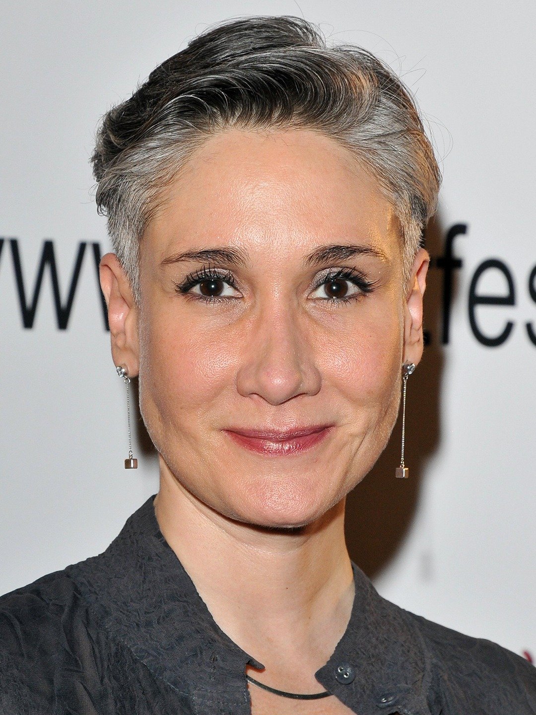 Issa Lopez; Mexico City, Meksika doğumlu Issa Laura López olarak da bilinen Meksikalı senarist, yönetmen