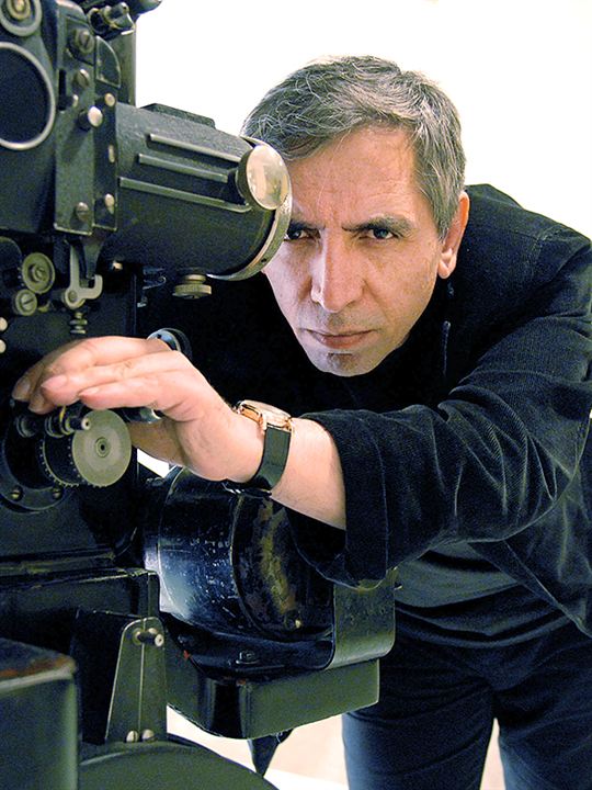Mohsen Makhmalbaf; İranlı senarist, kurgucu, yönetmen
