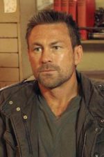 Grant Bowler; Auckland, Yeni Zelanda doğumlu Yeni Zelandalı oyuncu