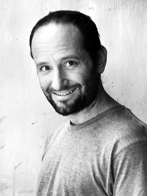 Carlos Reygadas; Mexico City, Meksika doğumlu Carlos Reygadas Castillo olarak da bilinen Meksikalı yapımcı, senarist, yönetmen