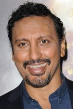 Aasif Mandvi; Mumbai, Maharaştra, Hindistan doğumlu Aasif Hakim Mandviwala olarak da bilinen Hint oyuncu