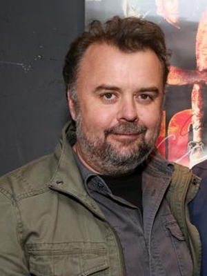 Colin Cairnes; Avustralyalı senarist, yönetmen