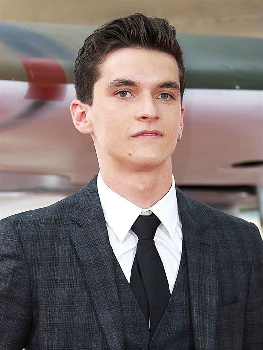 Fionn Whitehead; Richmond,Londra,İngiltere doğumlu İngiliz  oyuncu