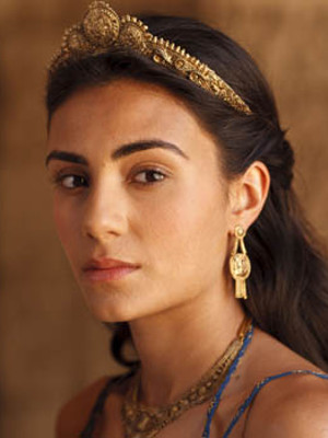 Aiysha Hart; Londra,İngiltere doğumlu İngiliz  oyuncu