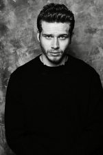 Oliver Stark; Londra,İngiltere doğumlu Oliver Leon Jones olarak da bilinen İngiliz  oyuncu