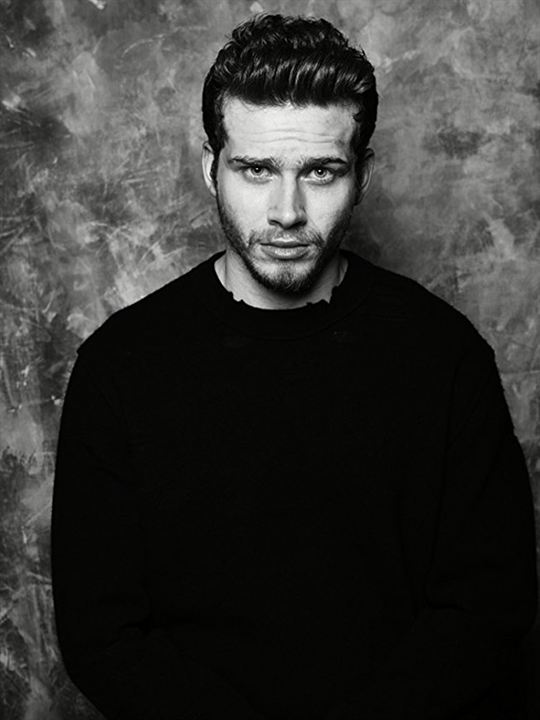 Oliver Stark; Londra,İngiltere doğumlu Oliver Leon Jones olarak da bilinen İngiliz  oyuncu