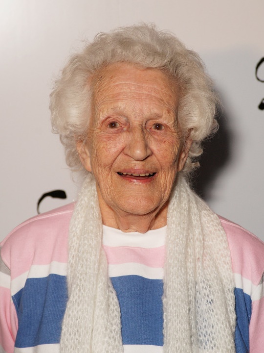 Edna Dore; Bromley,Londra,İngiltere doğumlu İngiliz  oyuncu