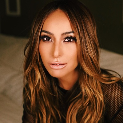 Sabrina Sato; Penapolis, São Paulo, Brezilya doğumlu Sabrina Sato Rahal olarak da bilinen Brezilyalı oyuncu