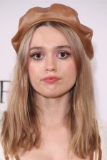 Aimee Lou Wood; Stockport,Greater Manchester,İngiltere doğumlu İngiliz  oyuncu