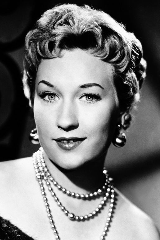 Helen Vita; Hohenschwangau, Schwangau, Ostallgäu, Bavyera, Almanya doğumlu Helene Elisabeth Reichel olarak da bilinen İsviçrelişarkıcı, komedyen oyuncu