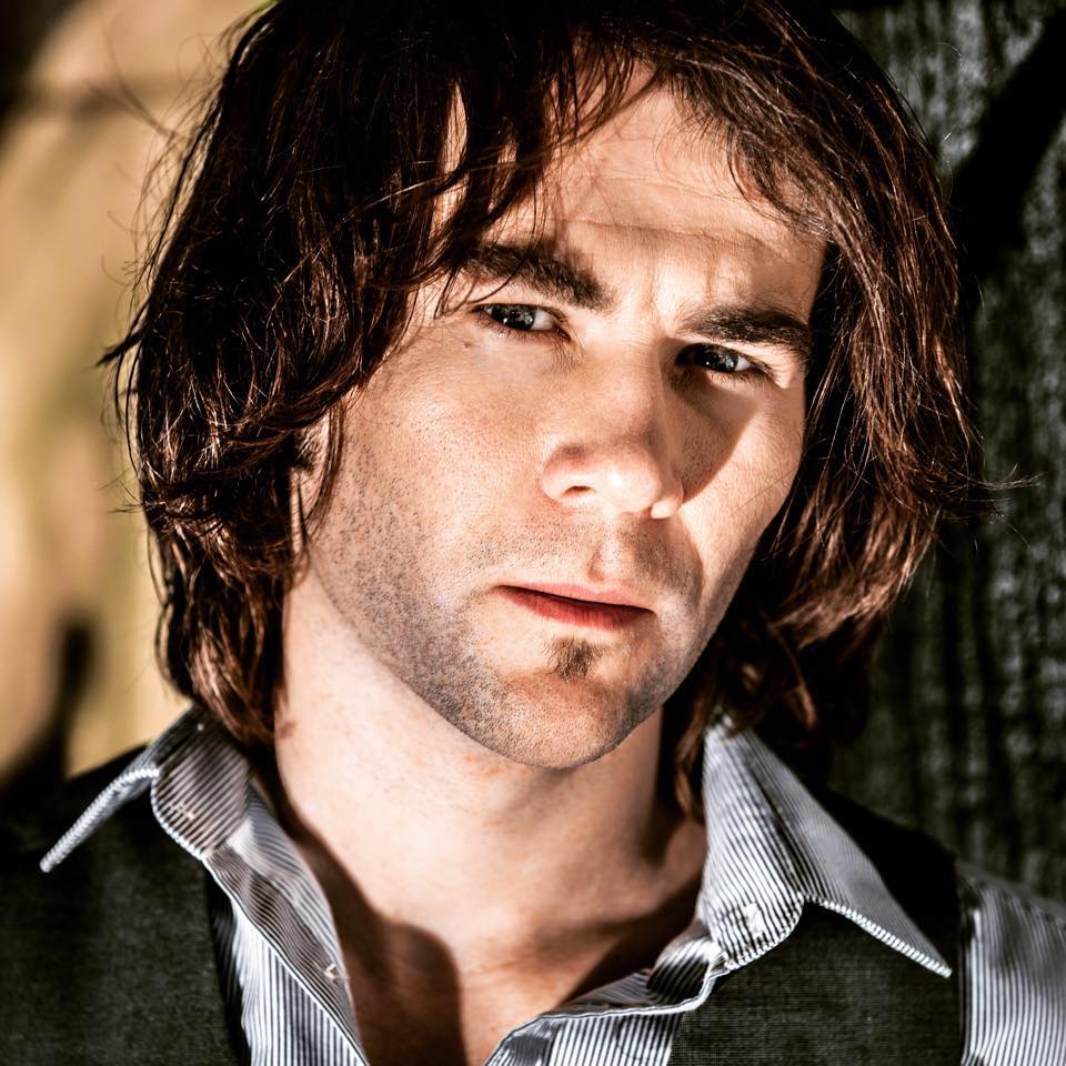 Stuart Brennan; Barnstaple,Devon,İngiltere doğumlu İngiliz  yapımcı, oyuncu, yönetmen, yazar