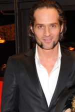 Akiz; Achim Bornhak, Akiz Ikon olarak da bilinen Alman yönetmen, genel yayın yönetmeni, senarist