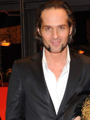 Akiz; Achim Bornhak, Akiz Ikon olarak da bilinen Alman yönetmen, genel yayın yönetmeni, senarist