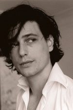 Louis-Ronan Choisy; Louis Ronan Choisy olarak da bilinen Fransız besteci (tema müziği)besteci, oyuncu