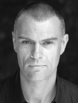 Julian Lewis Jones; Anglesey,Galler doğumlu Galli  oyuncu