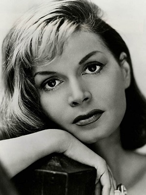 Eva Bartok; Budapeşte, Macaristan doğumlu Martha Szoke olarak da bilinen Macar oyuncu