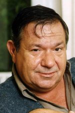 Michael Elphick; Chichester,Sussex,İngiltere doğumlu İngiliz  oyuncu