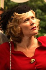 Clare Holman; Londra,İngiltere doğumlu İngiliz  oyuncu