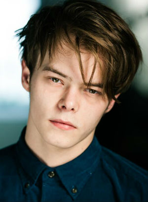 Charlie Heaton; Leeds,Batı Yorkshire,İngiltere doğumlu İngiliz  oyuncu, senarist