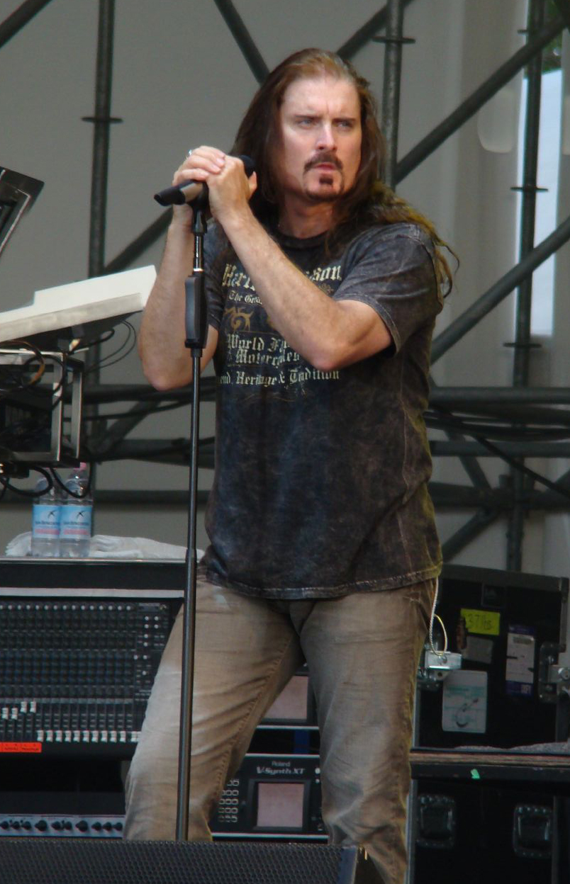 James LaBrie; Penetanguishene,Simcoe,Toronto,Ontario,Kanada doğumlu Kevin James LaBrie olarak da bilinen Kanadalışarkıcıoyuncu