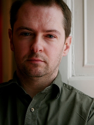 Stuart Hazeldine; Surrey,İngiltere doğumlu İngiliz  senarist, yönetmen, idari yapımcı