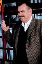 Russ Meyer; Russel Albion Meyer olarak da bilinen Amerikalı kurgucu, oyuncu, senarist
