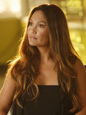 Tia Carrere; Althea Janairo olarak da bilinen Amerikalı şarkıcı oyuncu