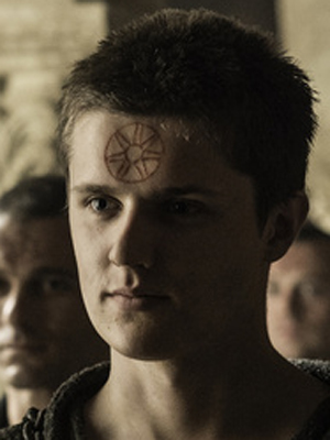 Eugene Simon; Londra,İngiltere doğumlu İngiliz  oyuncu