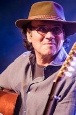 Almir Sater; Campo Grande, Mato Grosso do Sul, Brezilya doğumlu Brezilyalı şarkıcı, oyuncu