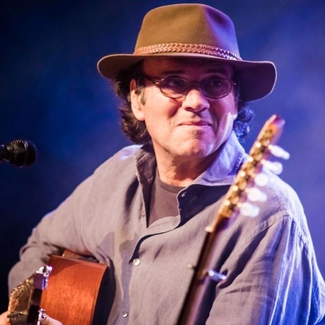 Almir Sater; Campo Grande, Mato Grosso do Sul, Brezilya doğumlu Brezilyalı şarkıcı, oyuncu