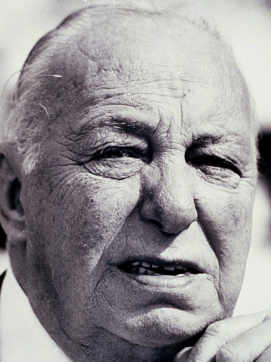 Bill Fraser; Perth,Perthshire,İskoçya doğumlu İskoç  oyuncu