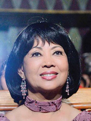 Dy Saveth; Punom Pen, Kamboçya doğumlu Kamboçyalı oyuncu