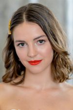 Ella Hunt; Devon,İngiltere doğumlu İngiliz  oyuncu