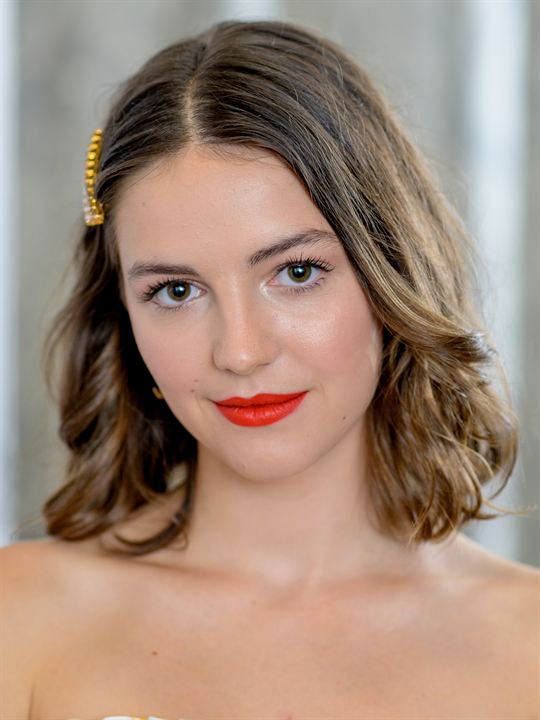 Ella Hunt; Devon,İngiltere doğumlu İngiliz  oyuncu