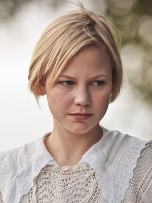 Adelaide Clemens; Brisbane, Queensland, Avustralya doğumlu Avustralyalı oyuncu