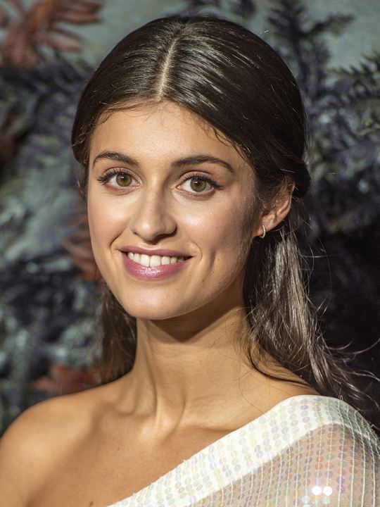 Anya Chalotra; Lower Penn,Staffordshire,İngiltere doğumlu İngiliz  oyuncu