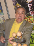 Lloyd Kaufman; Samuel Weil olarak da bilinen Amerikalı oyuncu, yapımcı, görüntü yönetmeni