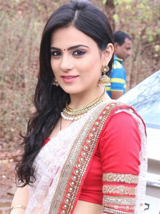 Radhika Madan; Pitam Pura, Delhi, Hindistan doğumlu Hint oyuncu