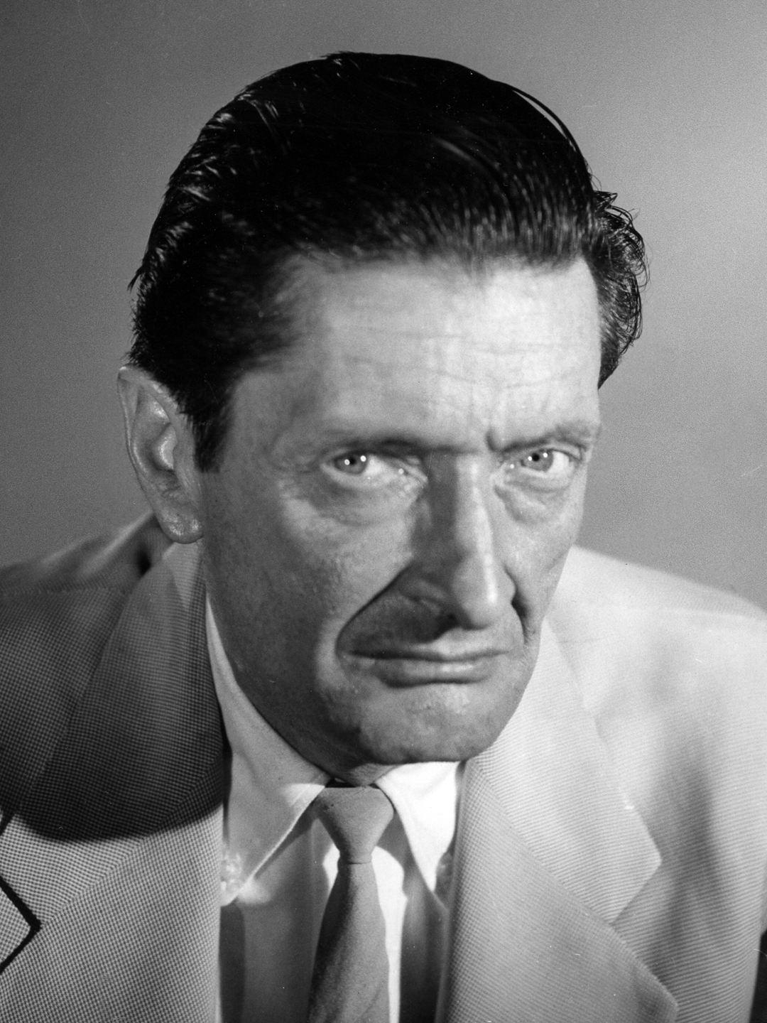 Anthony Dawson; Edinburgh,İskoçya doğumlu Anthony Douglas Gillon Dawson olarak da bilinen İskoç  oyuncu