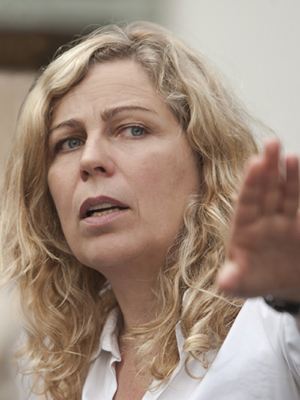 Lone Scherfig; Lone Wrede Scherfig olarak da bilinen Danimarkalı  yönetmen, senarist, idari yapımcı