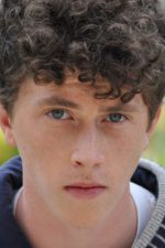 Finnegan Oldfield; Paris,Fransa doğumlu İngiliz  oyuncu