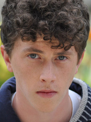 Finnegan Oldfield; Paris,Fransa doğumlu İngiliz  oyuncu